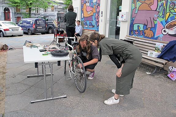 Das Projektteam „SUPA! - Sicher unterwegs im Pankekiez“ reparierte am Tag der Städtebauförderung kostenlos Fahrräder. (Bild: Dominique Hensel) 