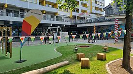 Der neugestaltete Spielplatz im Herzen des Zentrums wurde feierlich eingeweiht. (Bild: QM Zentrum Kreuzberg)