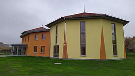 Freundliche Farben lassen den Neubau des Cabuwazi leuchten. Bild: Joachim Schmidt