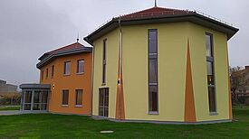 Freundliche Farben lassen den Neubau des Cabuwazi leuchten. Bild: Joachim Schmidt