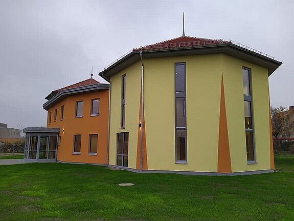 Freundliche Farben lassen den Neubau des Cabuwazi leuchten. Bild: Joachim Schmidt