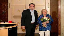 Staatssekretär Alexander Fischer und Helge Löw bei der Verleihung der Ehrennadel. Bild: Sabine Schlaak
