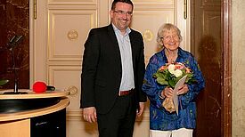Staatssekretär Alexander Fischer und Helge Löw bei der Verleihung der Ehrennadel. Bild: Sabine Schlaak