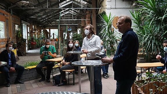 Quartiersmanager Christian Atmaca erklärte den Ablauf des Nachmittags beim Rundgang durch den Harzer Kiez. (Bild: Harzer Straße)