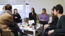 Im Rahmen des Konzepts „AG Frühe Förderung“ unterstützen Kita-Sozialarbeiterinnen und –Sozialarbeiter Eltern bei Fragen und Sorgen. Bild: Ausschnitt Video „Deutscher Kita-Preis 2020: Bildungsnetz Heerstraße Nord - AG Frühe Förderung“