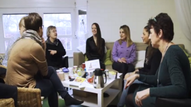 Im Rahmen des Konzepts „AG Frühe Förderung“ unterstützen Kita-Sozialarbeiterinnen und –Sozialarbeiter Eltern bei Fragen und Sorgen. Bild: Ausschnitt Video „Deutscher Kita-Preis 2020: Bildungsnetz Heerstraße Nord - AG Frühe Förderung“
