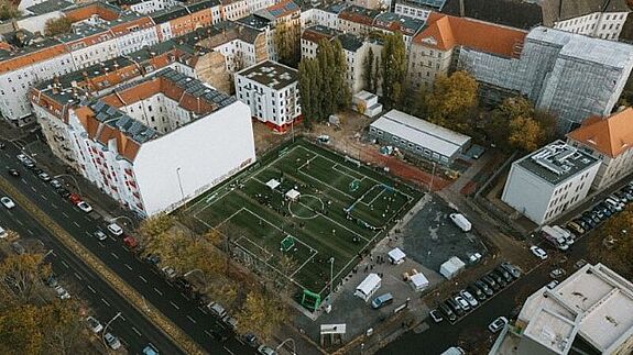 Von oben ist der Safe-Hub-Platz im QM-Gebiet Reinickendorfer Straße /Pankstraße zu sehen, auf dem Kinder und Jugendliche Fußball spielen.