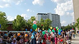 Eine Gruppe von Kindern mit Luftballons
