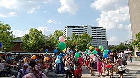 Eine Gruppe von Kindern mit Luftballons
