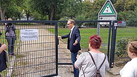 Bezirksstadtrat Carsten Spallek öffnet das Tor zum Magdeburger Platz. Foto: Michael Klinnert 