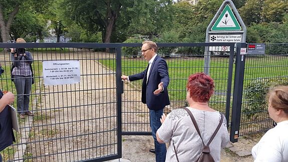 Bezirksstadtrat Carsten Spallek öffnet das Tor zum Magdeburger Platz. Foto: Michael Klinnert 
