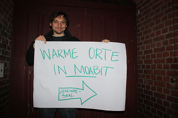 Stadtteilkoordinator Peter Kapsch macht auf dem Plakat deutlich, dass es bei dem Plenum dieses Mal um die „warmen Orte“ in Moabit geht. (Bild: Gerald Backhaus) 