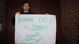 Stadtteilkoordinator Peter Kapsch macht auf dem Plakat deutlich, dass es bei dem Plenum dieses Mal um die „warmen Orte“ in Moabit geht. (Bild: Gerald Backhaus) 
