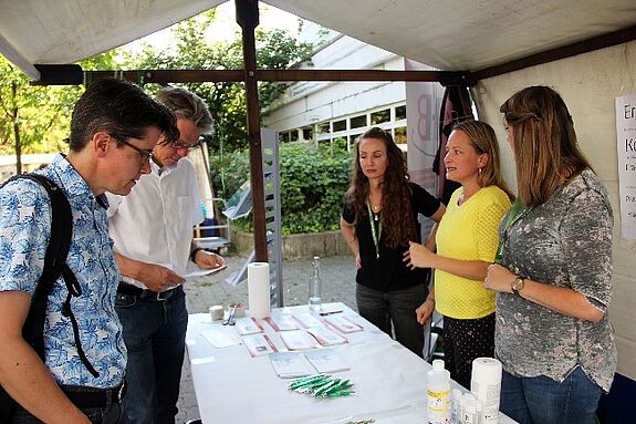 Dr. Sandra Obermeyer und Jörn Oltmann im Gespräch mit einem der anwesenden Trägern, die sich vorgestellt haben. (Bild: Kerstin Heinze)