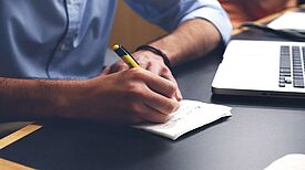Das Quartiersmanagement in der Spandauer Neustadt wird eine Anlaufstelle im Kiez, um diskriminierende Vorfälle an die Berliner Register zu melden. (Bild: pexels/Startup Stock Photos)