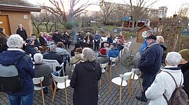 Rund 40 Nachbarinnen und Nachbarn kamen zur Auftaktveranstaltung in den Garten der Begegnung. Bild: Julian Krischan