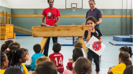 Siegerehrung bei einem Sportfest. Otu Tetteh (links) überreicht Urkunden an alle Kinder. Foto: Malte Spindler