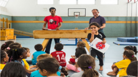 Siegerehrung bei einem Sportfest. Otu Tetteh (links) überreicht Urkunden an alle Kinder. Foto: Malte Spindler