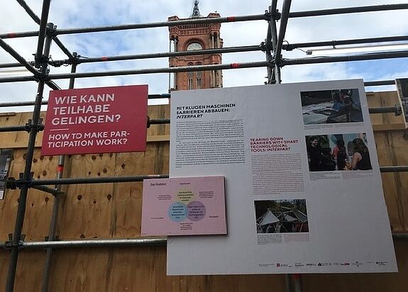 Spannend und anschaulich werden in der Open-Air-Ausstellung im Rahmen des Gemeinschaftsprojekts Wissensstadt Berlin 2021 neueste wissenschaftliche Erkenntnisse vermittelt. (Bild: Senatsverwaltung für Stadtentwicklung und Wohnen, Programm Soziale Stadt / BENN)