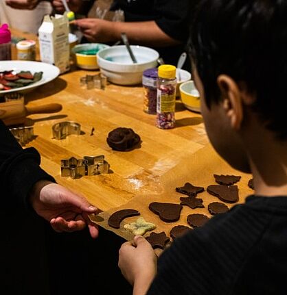 An die 20 Jugendliche beteiligen sich am gemeinsamen Backen im Jugendclub. (Bild: Nils Hansen)