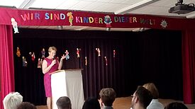 Bezirksbürgermeisterin Franziska Giffey spricht auf der Einweihungsfeier der Hermann-Sander-Schule Bild: Quartiersmanagement Schillerpromenade