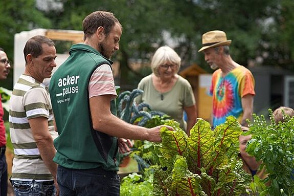 Die Ernährungsexpertinnen- und experten von Ackerpause geben Tipps im grünen Herzen des Germaniagartens. (Bild: QM Germaniagarten)