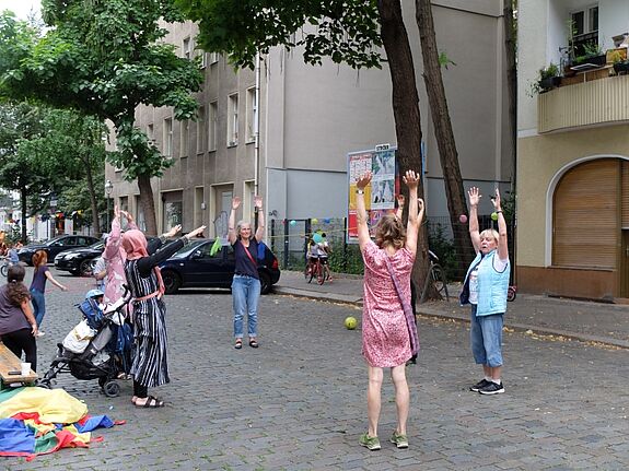 Bewegungsangebote gab es für Groß und Klein. (Bild: QM Beusselstraße)