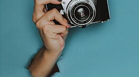 Mit Fotos aus der Nachbarschaft: Die QMs Spandauer Neustadt und Donaustraße-Nord wollen im Kiezkalender Bilder aus der Hand der Anwohnerschaft drucken. (Bild: pexels/lilartsy)