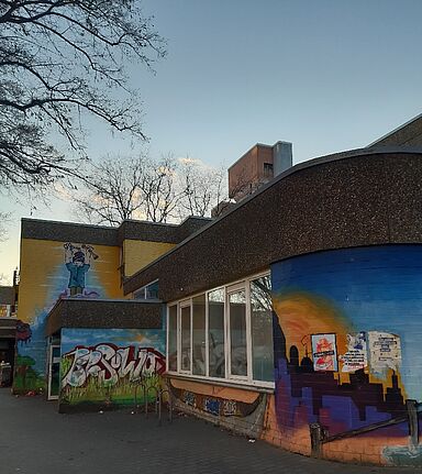 Seit Herbst 2021 ist das Beteiligungshaus Neukölln (BETHA) in der Aronsstraße 120. Mit eingezogen ist auch der Bezirksjugendring. Damit sind die beiden Institutionen direkte Nachbarn des Jugendclubs Sunshine Inn. (Bild: Holger Heiland)