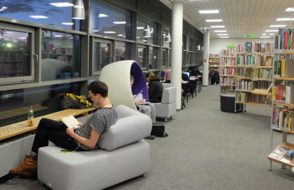 Die Helene-Nathan-Bibliothek ist ein Bildungsort und wichtiger Standort für die Nachbarschaft. Bild: Birgit Leiß