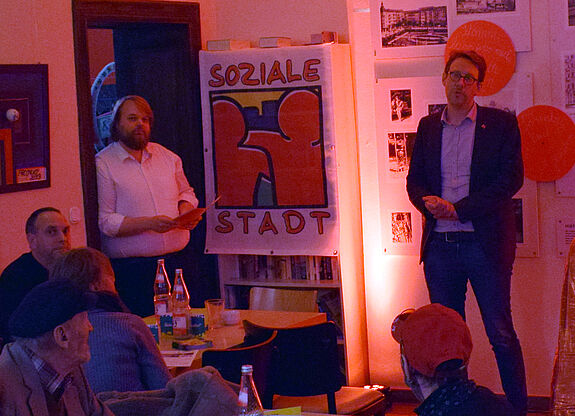Bezirksstadtrat Jochen Biedermann (rechts) dankte den Ehrenamtlichen. Bild: QM Schillerpromenade
