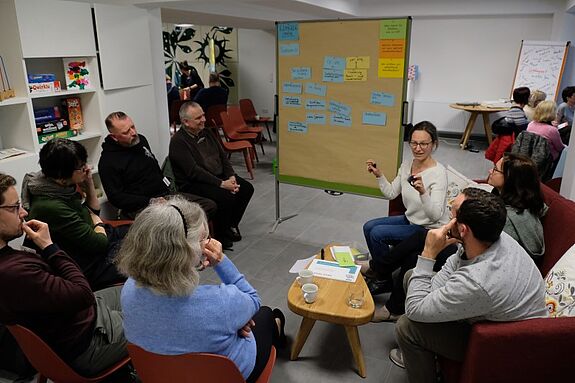 Bei der Ideenwerkstatt besprachen die Anwesenden Pläne für die Zukunft des Quartiers. (Bild: QM Hellersdorfer Promenade)