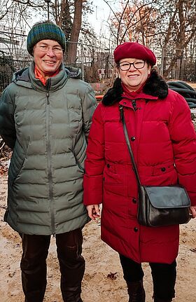 Irene Stephani (links im Bild mit Ülker Radziwill) gründete den Verein Stadtteilgruppe e.V. und setzt sich damit für Kinder und Jugendliche ein. (Bild: QM Moabit Ost)