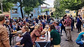 Die Besucherinnen und Besucher genossen das Kiezfest in der Erlanger Straße bei schönem Wetter und guter Musik. (Bild: QM Flughafenstraße)