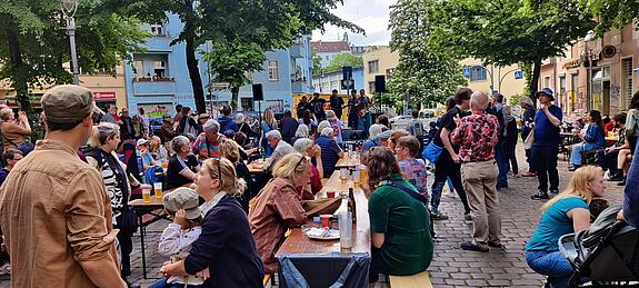 Die Besucherinnen und Besucher genossen das Kiezfest in der Erlanger Straße bei schönem Wetter und guter Musik. (Bild: QM Flughafenstraße)