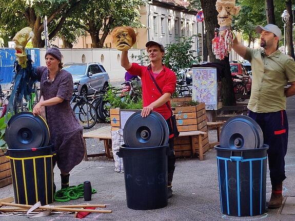 Bei der „Müllomania“ lernten die Anwesenden anhand einer unterhaltsamen Aufführung mehr über Müll und Müllvermeidung. (Bild: Birgit Leiß)