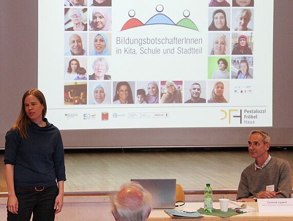 Lisa Gilmozzi vom Pestalozzi-Fröbel-Haus (PFH) berichtet vom Projekt „BildungsbotschafterInnen in Kita, Schule und Stadtteil“. (Bild: Kerstin Heinze)