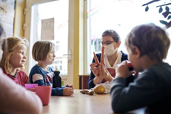 Das Vorschulprogramm „Bis auf den letzten Krümel“ fördert klimafreundliche Ernährung bei den Kleinsten. Der Verein RESTLOS GLÜCKLICH e.V. wurde für sein Engagement mit dem EdiCitNet Award ausgezeichnet. (Bild: Joris Felix Patzschke für RESTLOS GLÜCKLICH e. V.) 