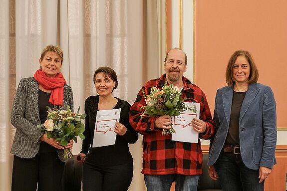 Im Oktober 2021 überreichte Sozialsenatorin Elke Breitenbach (links) mit Dr. Katja Adelhof (rechts), Senatsverwaltung für Stadtentwicklung und Wohnen, die FreiwilligenPässe an Enagierte wie Çimen Uzunoglulu (2.v.l.) und Martin Schmidt. (Bild: SenIAS)