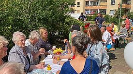 Alle waren willkommen: Im Vorfeld hatte das QM-Team in anliegenden Häusern mit Flyern auf Deutsch, Englisch, Arabisch und Farsi zu dem Nachbarschaftsfest eingeladen. (Bild: QM Falkenhagener Feld Ost)