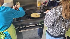 Aus den geretteten Lebensmitteln kochten die Kinder Eierkuchen mit Apfelmus. (Bild: Olaf Henkel)