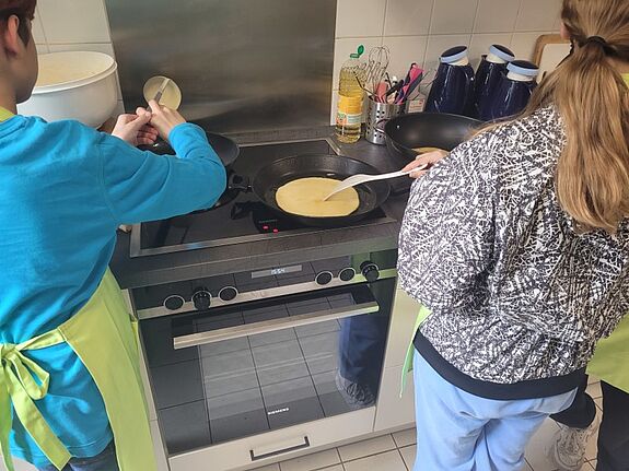 Aus den geretteten Lebensmitteln kochten die Kinder Eierkuchen mit Apfelmus. (Bild: Olaf Henkel)