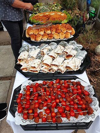 Das reichhaltige Buffet konnte sich sehen lassen. (Bild: Dammwegsiedlung / Weiße Siedlung W+P GmbH)