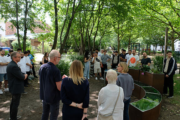 Am 30. Juni 2022 präsentierten die Projektbeteiligten die neuen Sitzmöglichkeiten im Kiez. (Bild: Julian Krischan)