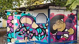 Die Graffitis gestalten die Wände des Gemeinschaftspavillons „Zur Spinne“. (Bild: QM Boulevard Kastanienallee / BSGmbH)