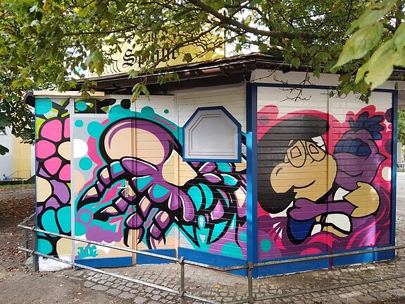 Die Graffitis gestalten die Wände des Gemeinschaftspavillons „Zur Spinne“. (Bild: QM Boulevard Kastanienallee / BSGmbH)