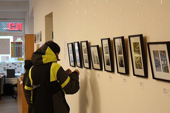 Die Ausstellung im Büro des QMs Beusselstraße bietet den Besucherinnen und Besuchern einen Raum, sich über ihren Kiez auszutauschen. (Bild: Gerald Backhaus)