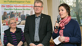 Ehrenamtliche Helferinnen und Helfer, Bezirksbürgermeister Helmut Kleebank und Gewobag-Vorstandsmitglied Snezana Michaelis (v.l.n.r.) wollen im Kiez einen Treffpunkt für Familien schaffen. Foto: Tina Merkau