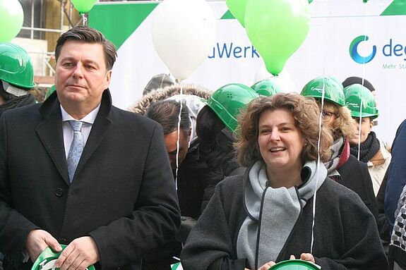 Stadtentwicklungssenator Andreas Geisel und die Vorstandsvorsitzende der degewo, Kristina Jahn, beim Richtfest Bild: QM Brunnenviertel-Ackerstraße