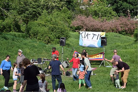 Beim Konzert der „Muckemacher“ tanzten viele mit.  (Bild: QM Germaniagarten)